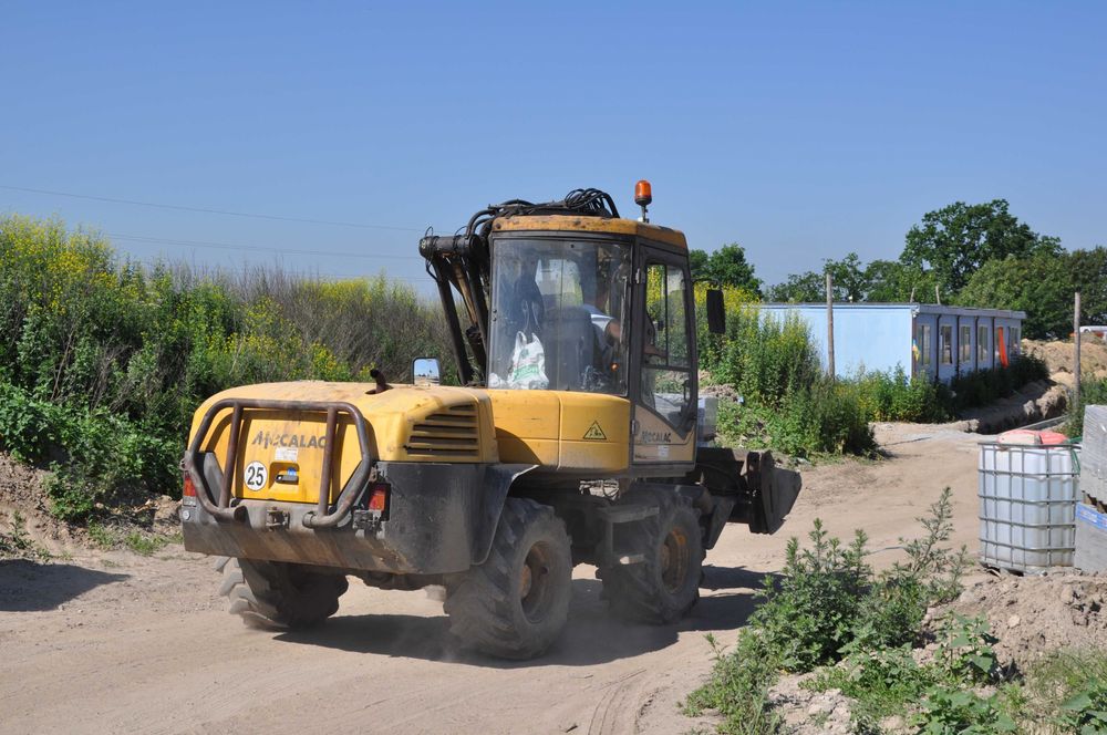 Usługi koparką Mecalac, wynajem koparko ładowarka, kucie młotem
