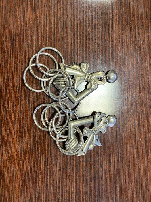 brincos prateados antigos