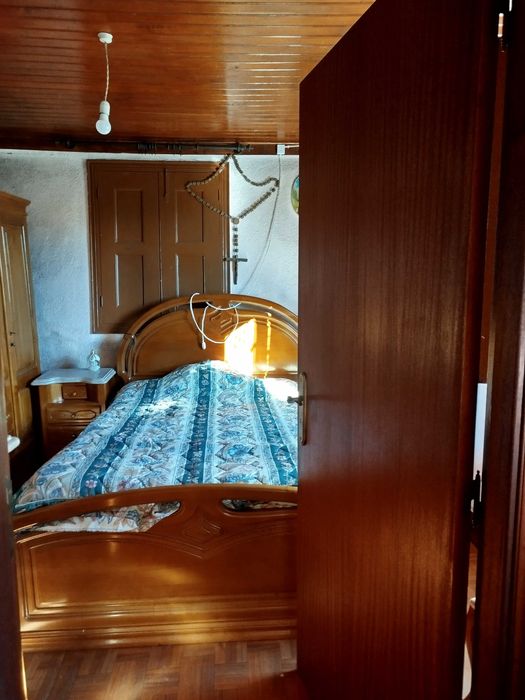 Casa e terreno bem localizado.