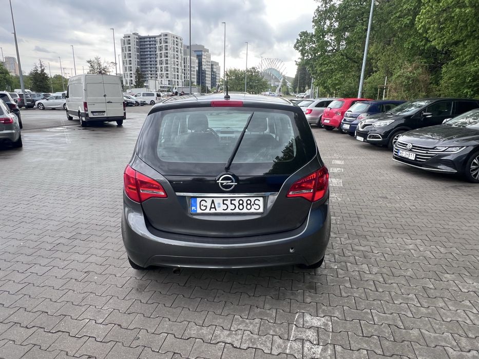 Opel meriva 2011 z bagażnikiem rowerowym thule na 4 rowery