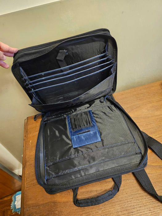 9 malas de viagem. Capas de portátil, estojos pequenos...
