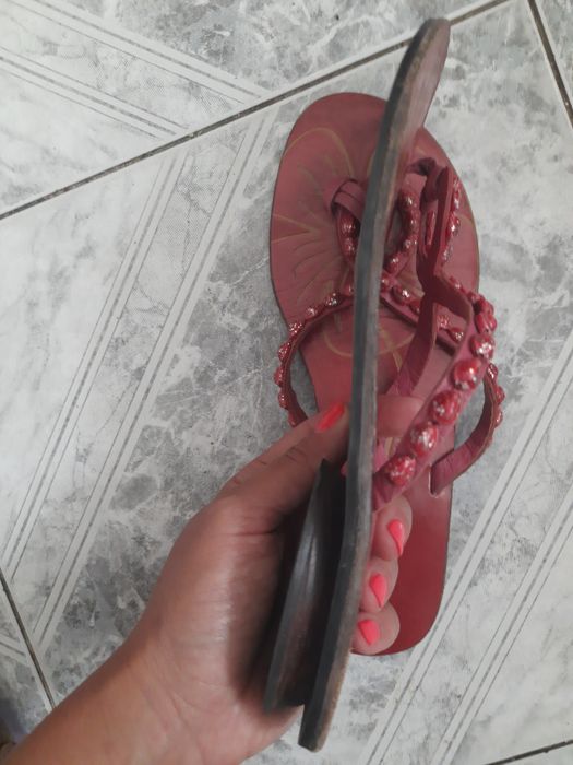 Czerwone skórzane klapki damskie na szersza stopę 37