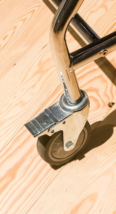 Charriot/varão de roupa com rodas (metal)