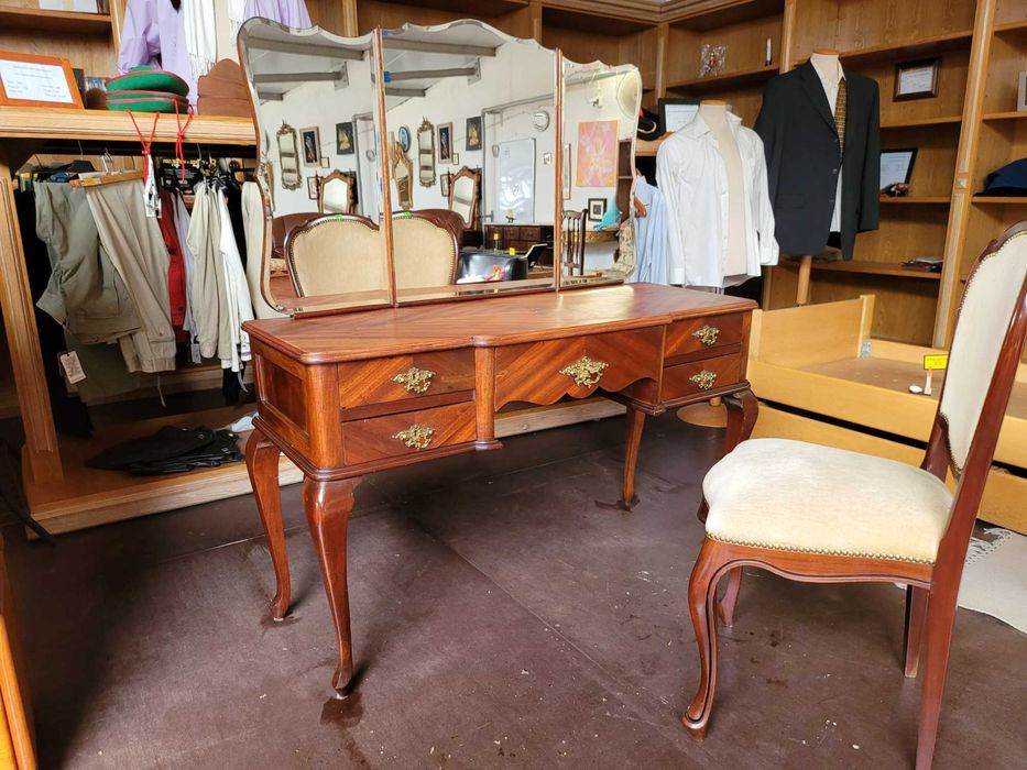 Toucador antigo estilo Queen Anne em óptimo estado