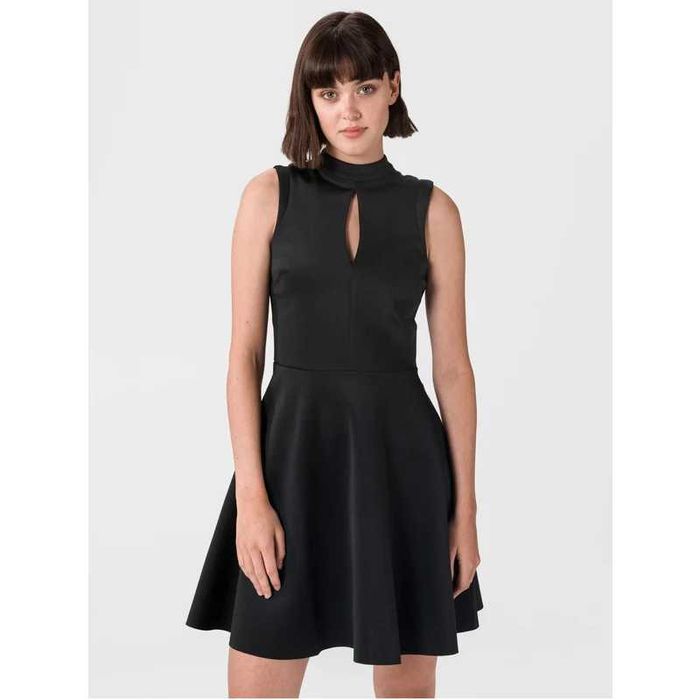 Guess  Rozkloszowana Sukienka Czarna z łezką S/M