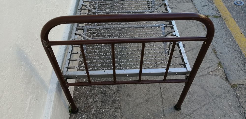 Cama articulada ortopédica de 2 movimentos totalmente metálica.