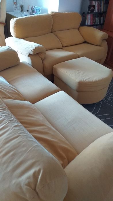 SOFÁ de 3 lugares. em "pele de pêssego" . Oferta Puff. Em bom estado.