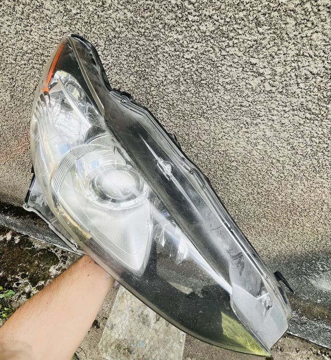 Продам праву фару mazda 6gj
