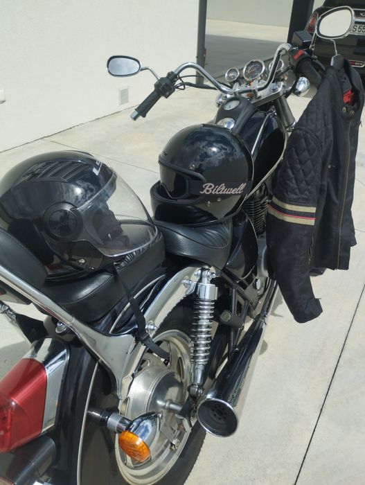 Vendo está mota 125 com casaco e dois capacetes