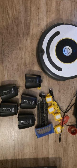 Roomba 3 szt, 2 ładowarki, 5 latarni i reszta wg zdjęć