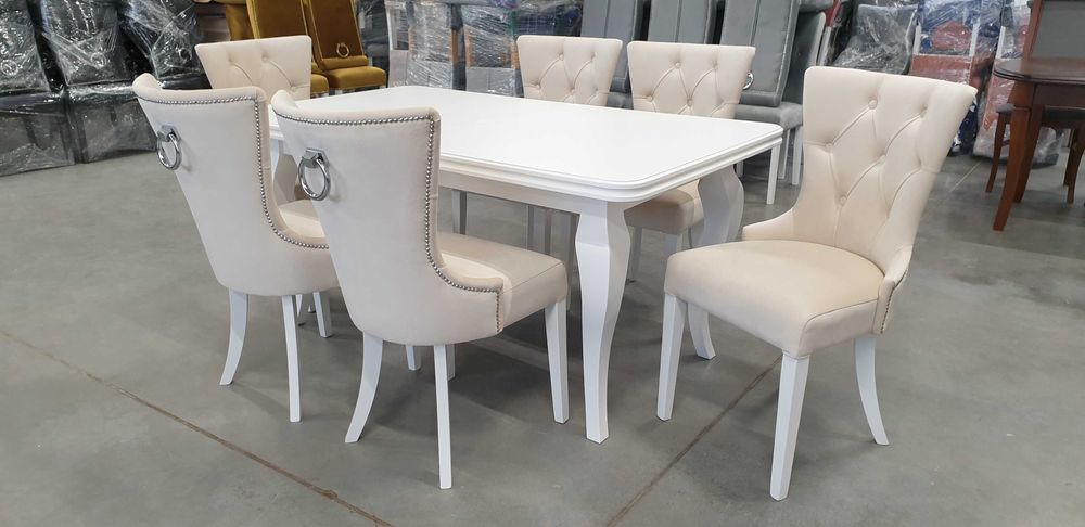 Krzesło do salonu jadalni beżowe wygodne z kołatką pikowane Producent