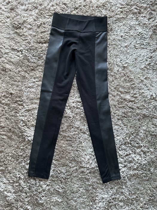 Leggins pretas pele e tecido