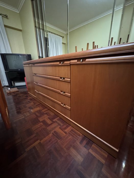 Conjunto de Mobília em Madeira Maciça de Cerejeira