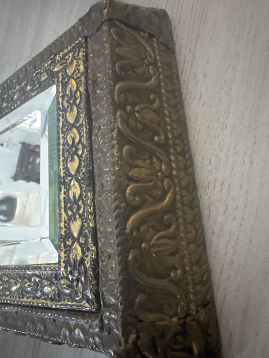 Stare krysztalowe lusterko na mosiężnej szafce ze szczotkami