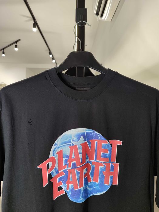 Футболка Balenciaga Planet Earth Oversized T-Shirt in Black: 5 190