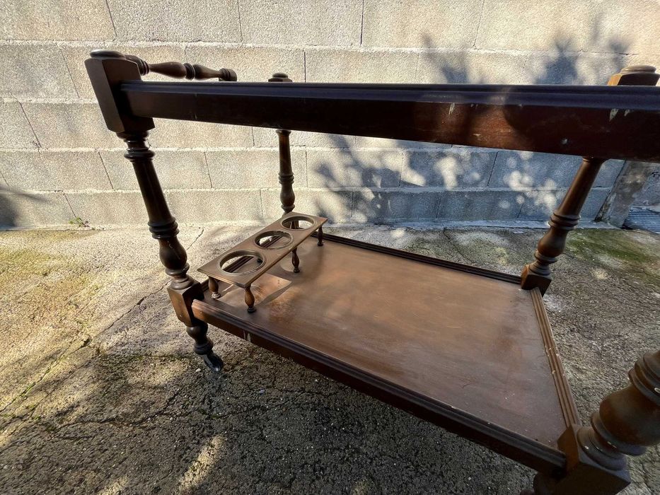 Carro de Chá Antigo com Rodas e Lugar para 3 Garrafas