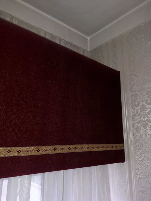 Conjunto de três sofás bordeaux, mais oferta de sanefa e almofadas.