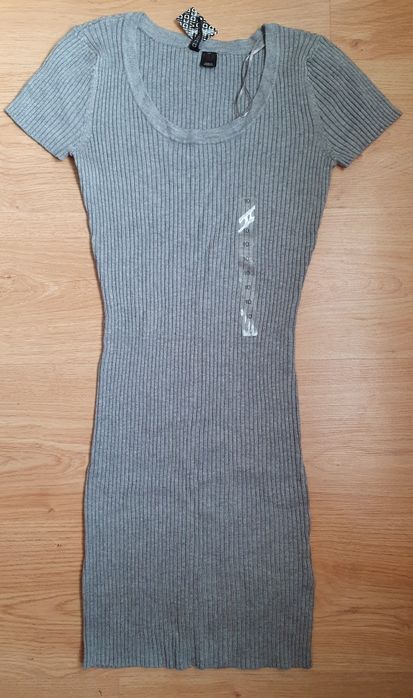 Sukienka z prążkowanej dzianiny marki H&M