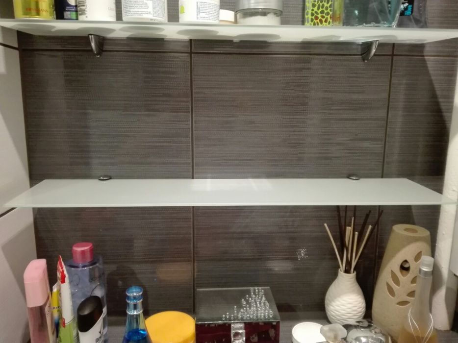 Szklana, mleczna półka