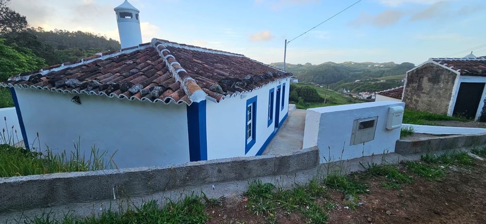 Vende-se casa e terreno de 750m, em Ilha Santa Maria Açores