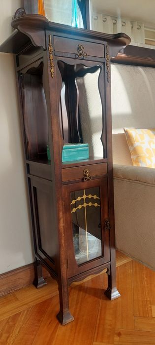 Móvel com sofá e espelho