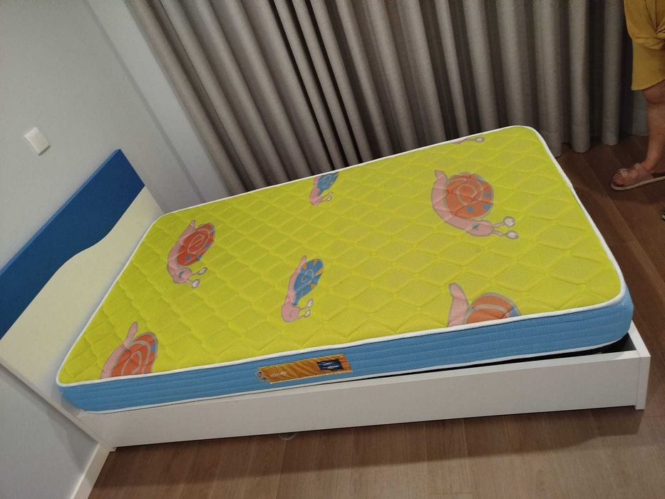 Cama de corpo e meio com elevador