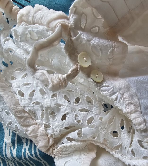 Śliczna biała sukienka haftowana (hafty/ażurowa) midi – romantyczna / boho
