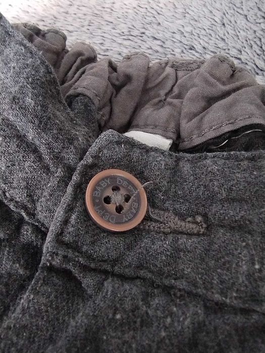 Grafitowe eleganckie spodnie dla chłopca (H&M)