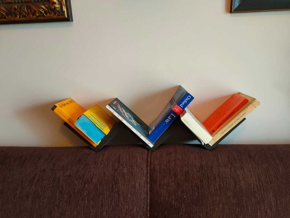 Prateleira ZigZag, em madeira de aglomerado, efeito Wengue.