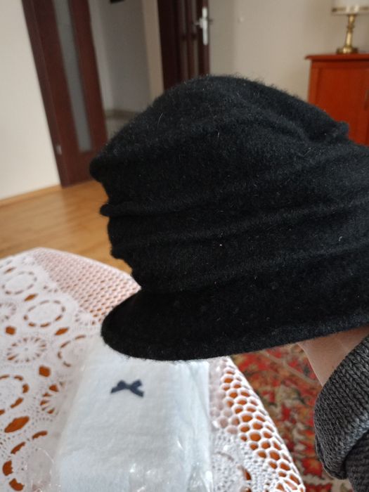 Ładny czarny kapelusik.