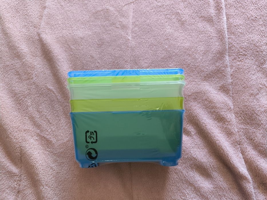 3 caixas empilháveis coloridas seladas