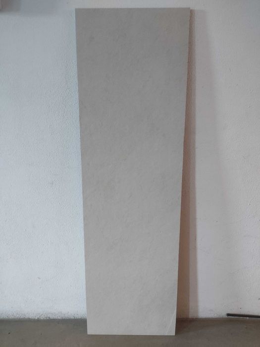 Pavimento porcelânico 120x36 cm, efeito calcário / arenito