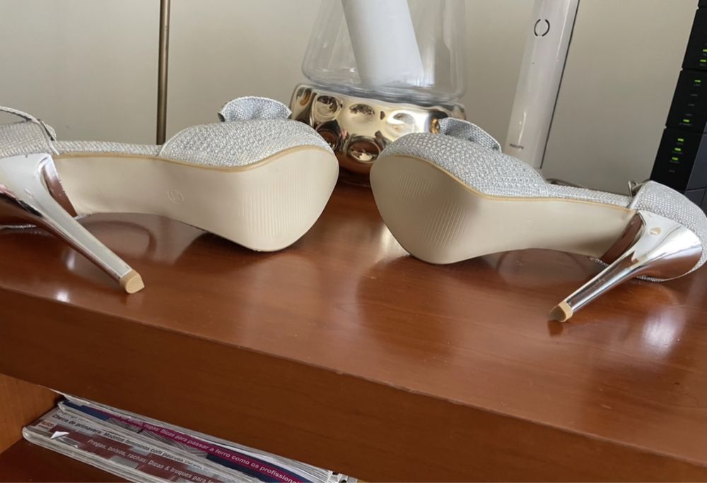 Sapato prateado NOVO