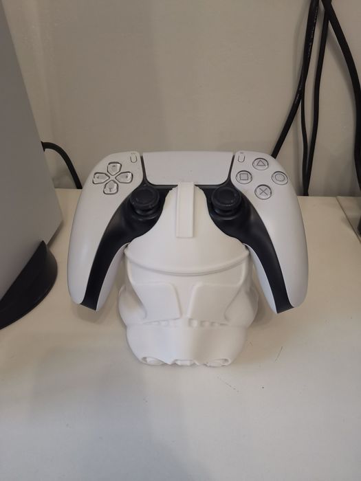 B1 – Stojak na Pad PS5 PlayStation DualSense | Podstawka 3D | Gadżet