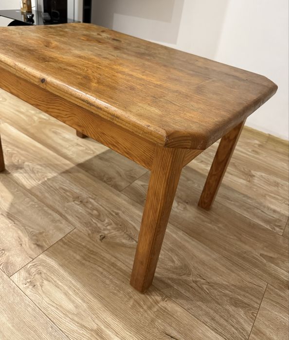 Drewniany stolik kawowy – lite drewno, solidny