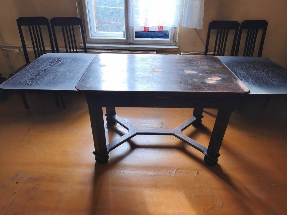 Stary rozkładany stół z czterema krzesłami