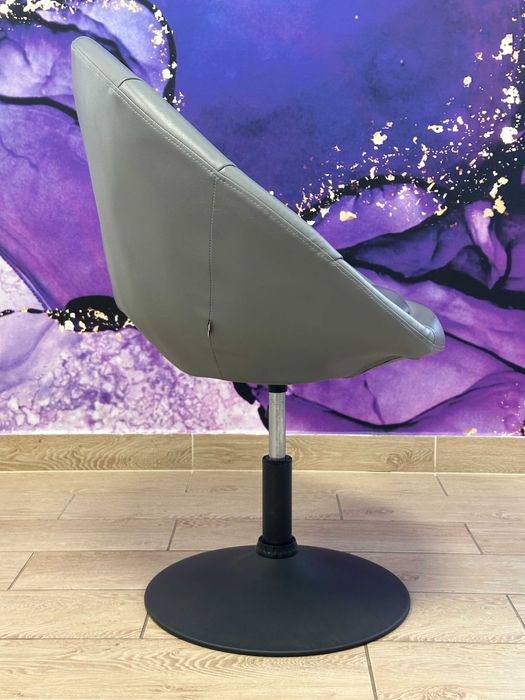 Szary, pikowany fotel obrotowy z ekoskóry