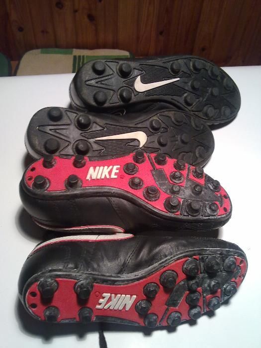 Korki "Nike" mał rozmiary 23,5 oraz 22 cm.