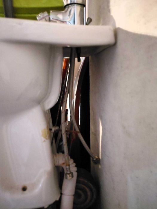 Bidé em cerâmica branca com torneira cromada