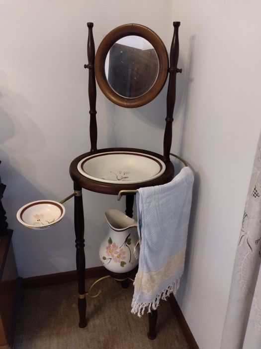 Lavatório Antigo em Madeira com Louça