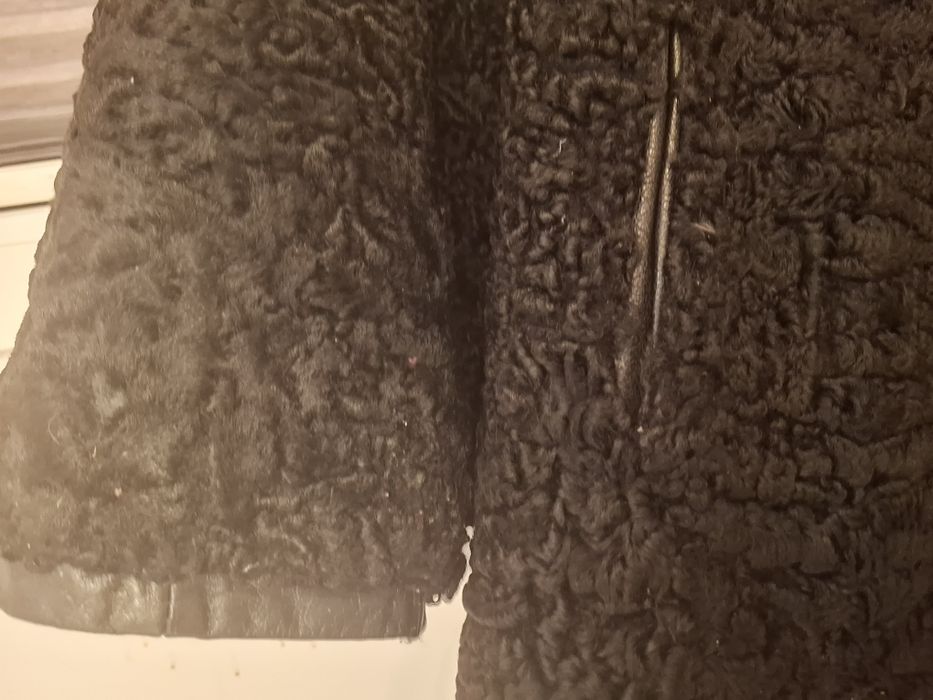 Krótki płaszcz z karakułów