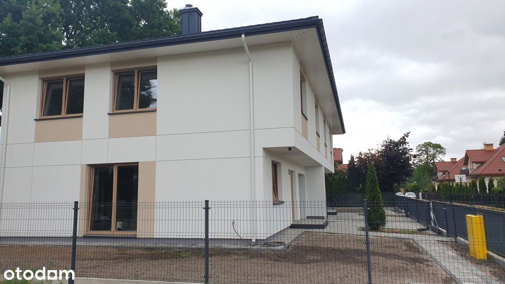 Dom bliźniak z garażem w spokojnej okolicy