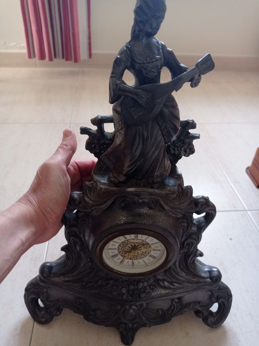 Estátua com relógio