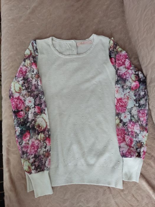 Bluzka z ozdobnymi rękawkami