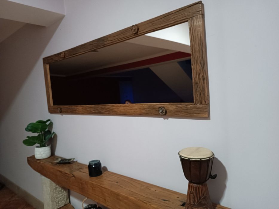 Aparador de madeira e pedra rústico