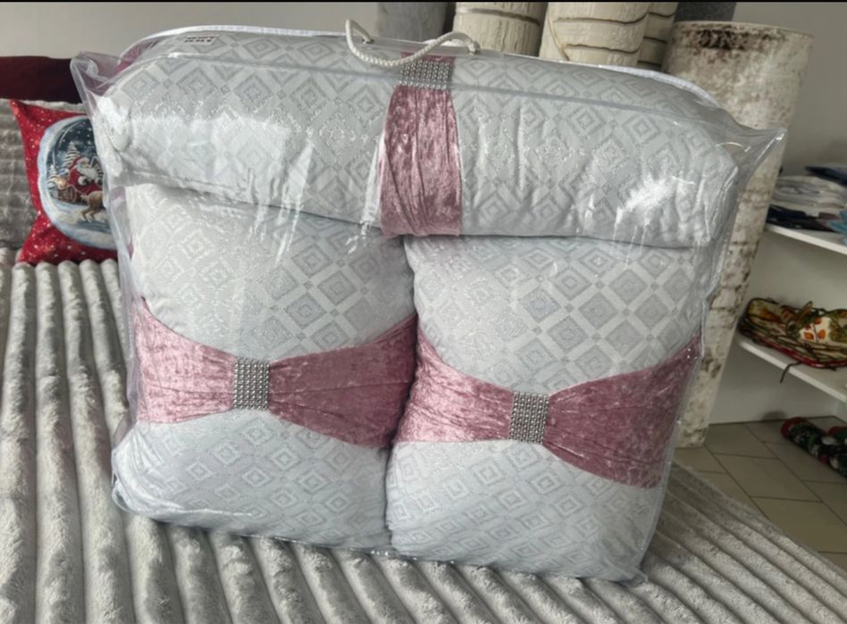 Edredão com aplicacões em veludo e lurex + 2 almofadas + 1 travesseiro