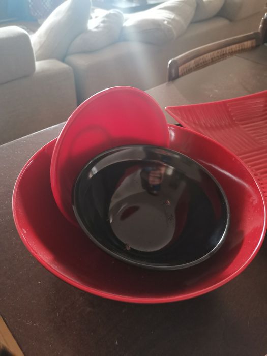 Conjunto japonês de plástico vermelho e preto