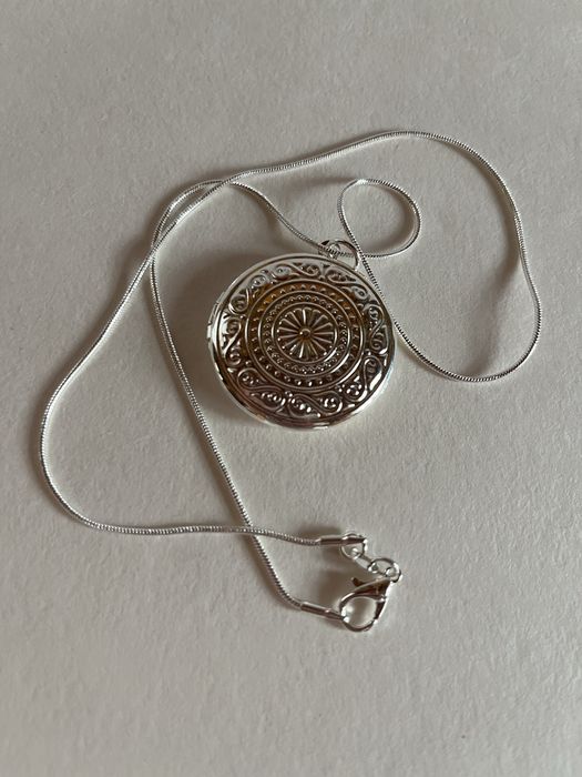 Otwierany wisiorek z łańcuszkiem