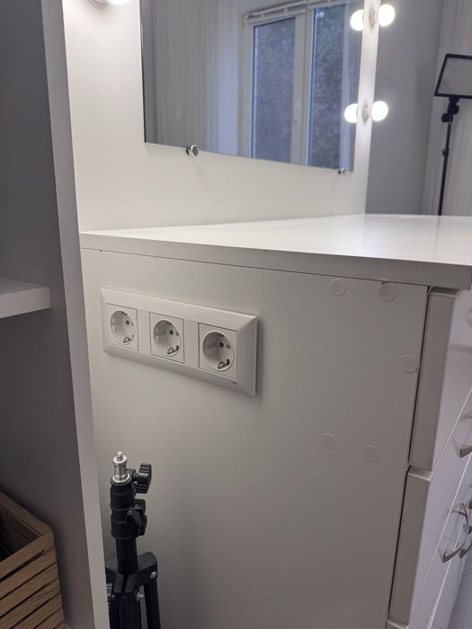 Стіл для візажиста бровіста гримерний столик