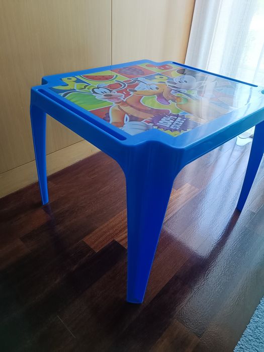 Mesa de resina da Toys R US
